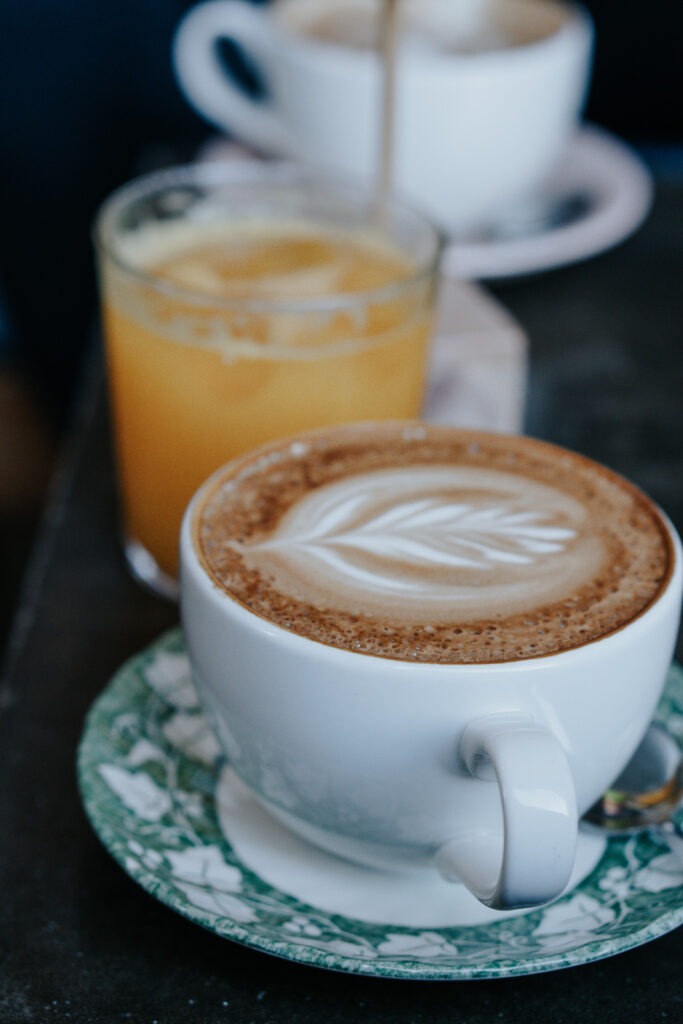 Kahvi ja appelsiinimehu Flät No14 aamupalapöydässä. 